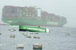 Thế giới 24h: Tàu chở 7.000 container bỗng dưng lắc mạnh, hàng loạt container rơi trôi nổi khắp biển