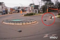 Clip: Người đi xe máy vướng  " mạng nhện "  trên đường, ngã đập đầu nguy kịch