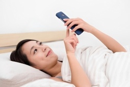 Xem điện thoại ngay sau khi thức dậy khiến bạn khó giảm cân
