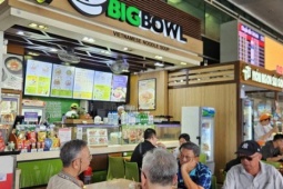 Nhiều hành khách lặng lẽ bỏ đi sau khi nhìn giá phở, mì gói ở sân bay