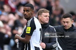 HLV Newcastle mắng Isak vì liên tục  " chơi chiêu "  để trốn sang Liverpool