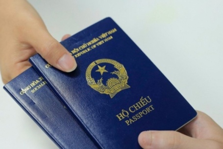 Bị hoãn xuất cảnh vì bỗng dưng là người đại diện pháp luật cho một công ty