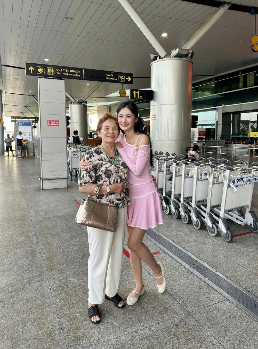 Hoa hậu Ý Nhi trở lại Úc học tập, trang phục sân bay được khen đáng yêu - 5