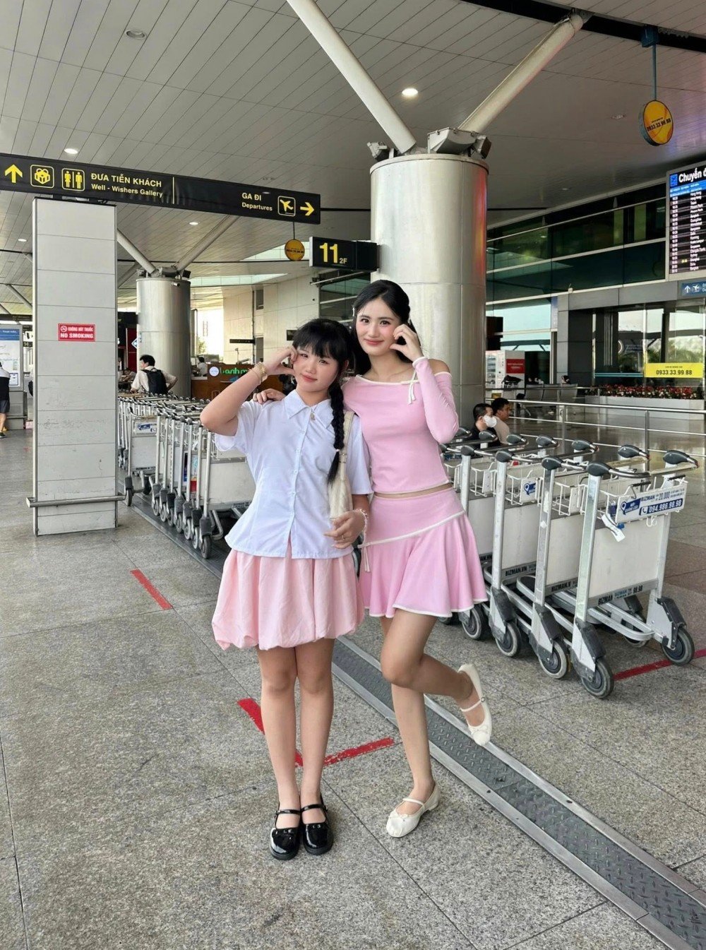 Tới sân bay tiễn Hoa hậu Ý Nhi đi Úc là gia đình cô, gần như không có bạn bè và người hâm mộ vì Ý Nhi không công bố thời gian ra sân bay. Trên trang cá nhân của nàng hậu, người hâm mộ gửi rất nhiều lời chúc tới nàng hậu, mong Ý Nhi sẽ hoàn thành thật tốt mục tiêu học tập, sau đó trở về Việt Nam để tiếp tục cống hiến cho cộng đồng.