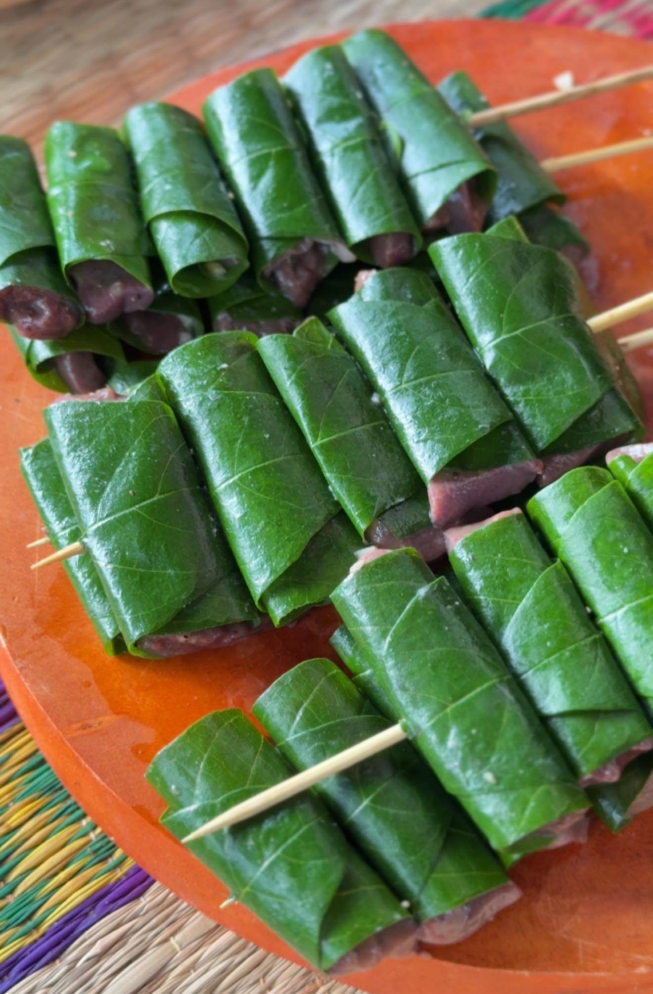 Cuốn gan trong lá, xiên que hoặc xếp lên vỉ.
