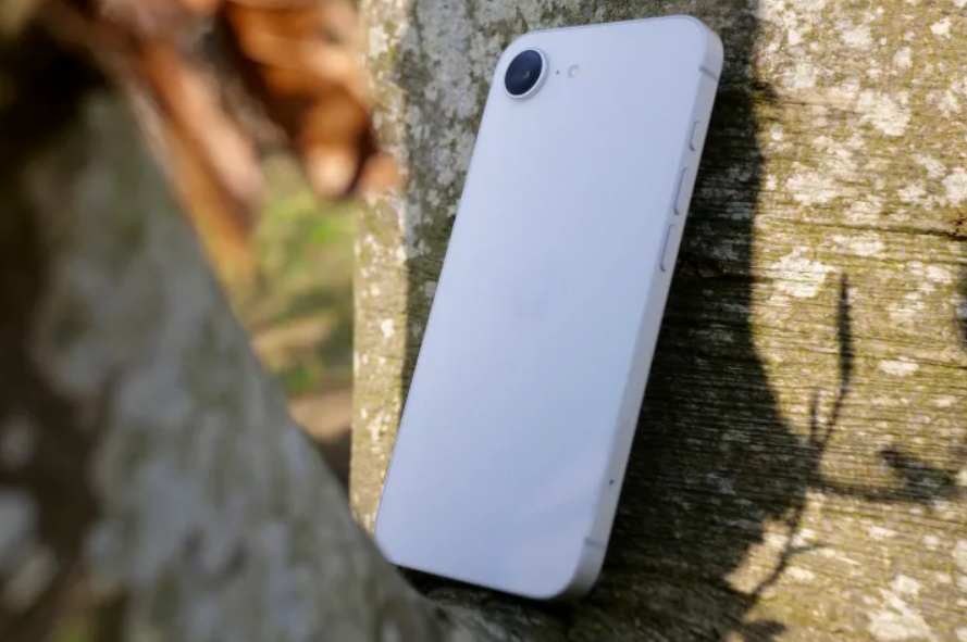 iPhone 16e.