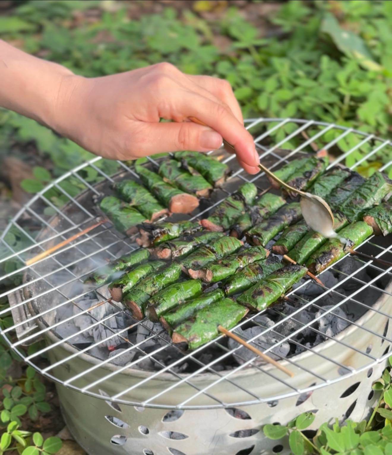 Quết thêm một chút mỡ heo cho dậy mùi thơm béo.&nbsp;Mùi thơm của lá khi nướng quyện với gan nướng vô cùng hấp dẫn.