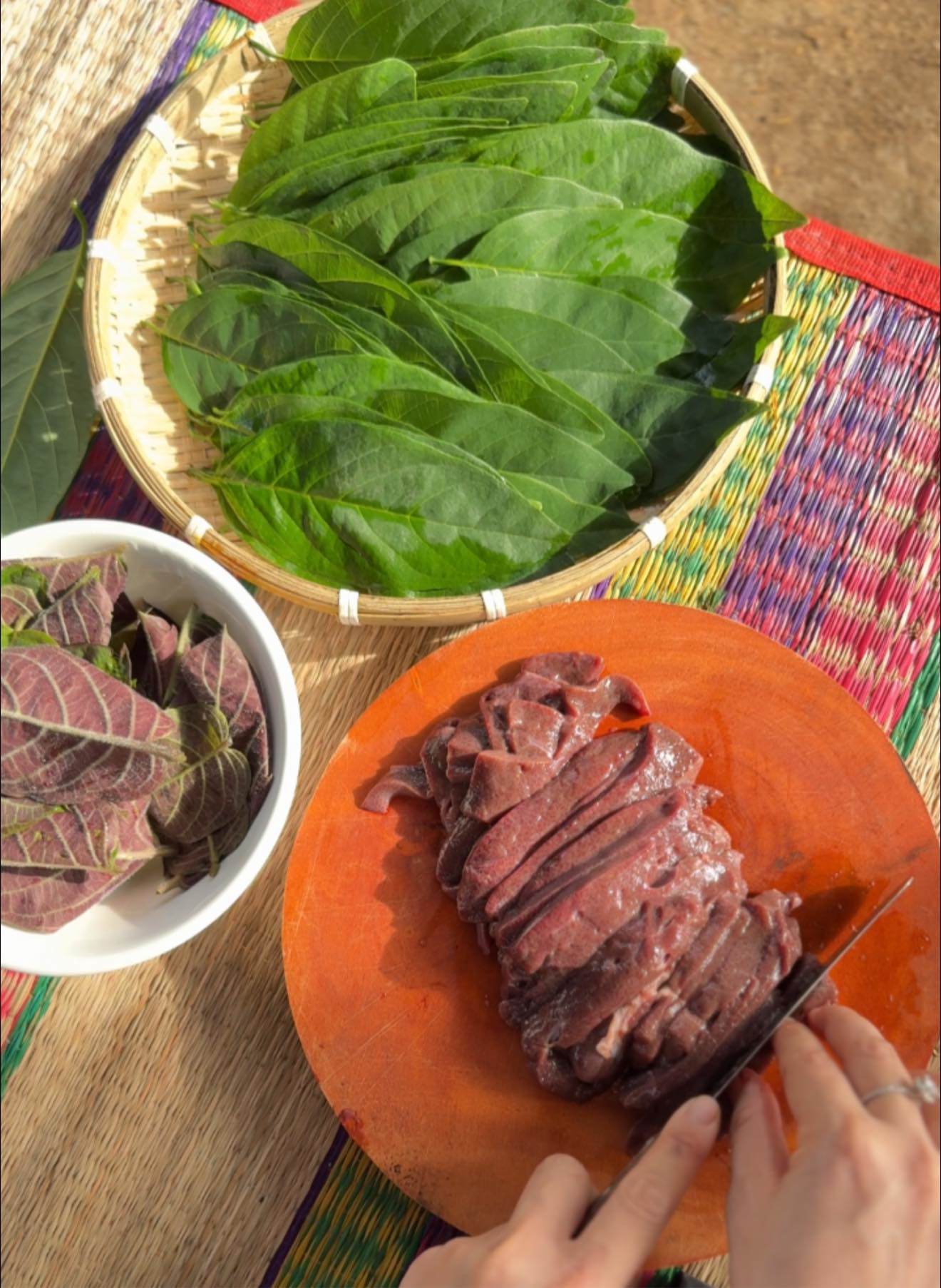 Gan heo rửa sạch, thái miếng nhỏ vừa ăn.