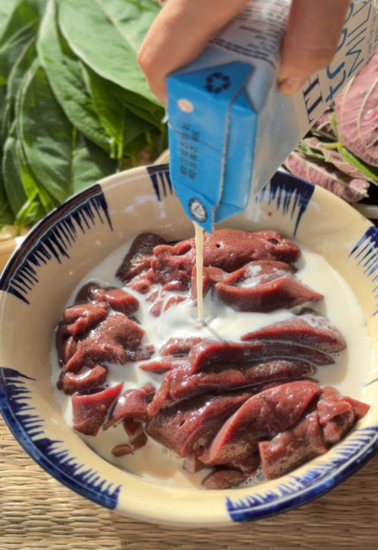 Ngâm trong sữa tươi không đường 20 phút cho bớt mùi tanh.