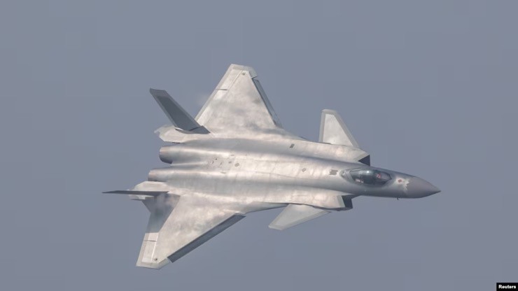 Tiêm kích tàng hình J-20 của Trung Quốc thường được so sánh với F-22 của Mỹ. Ảnh: Reuters.