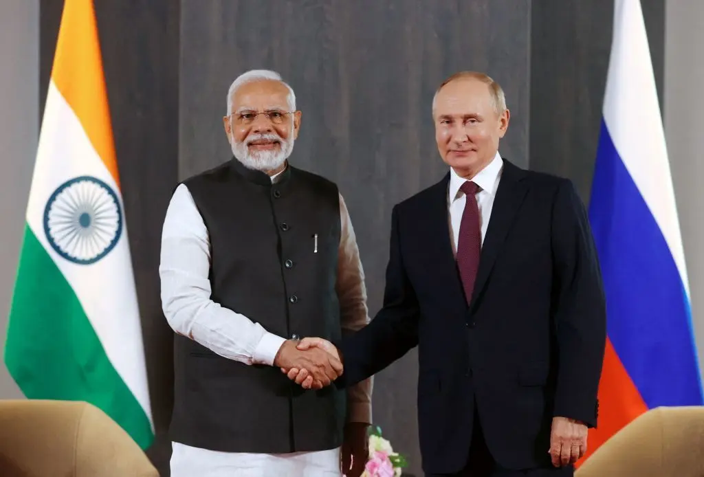 Thủ tướng Ấn Độ Narendra Modi (trái) bắt tay Tổng thống Nga Vladimir Putin trong cuộc gặp vào năm 2022. Ảnh: Sputnik.