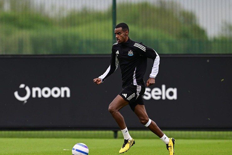 Isak đã trở lại sân tập của Newcastle