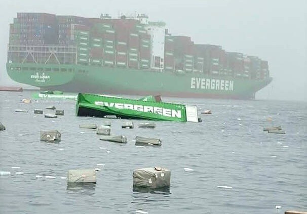 Hàng chục container bị rơi xuống biển khi tàu hàng 100.000 tấn rung lắc mạnh. Ảnh: Taipei Times