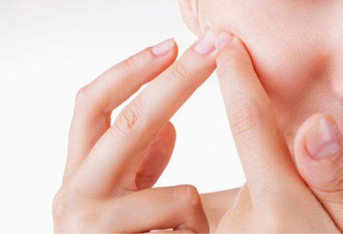 Tự ý nặn mụn thịt
