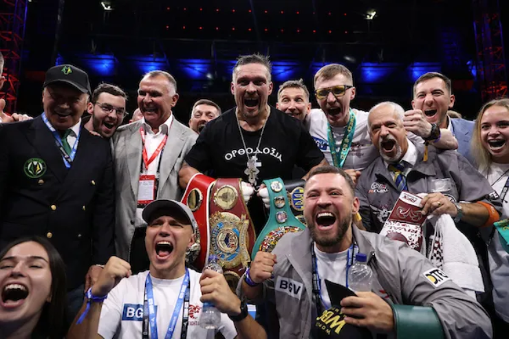 Oleksandr Usyk (người cầm đai) là nhà vô địch boxing tuyệt đối nhưng bị đánh giá chỉ ngang võ sĩ tầm trung trước đây