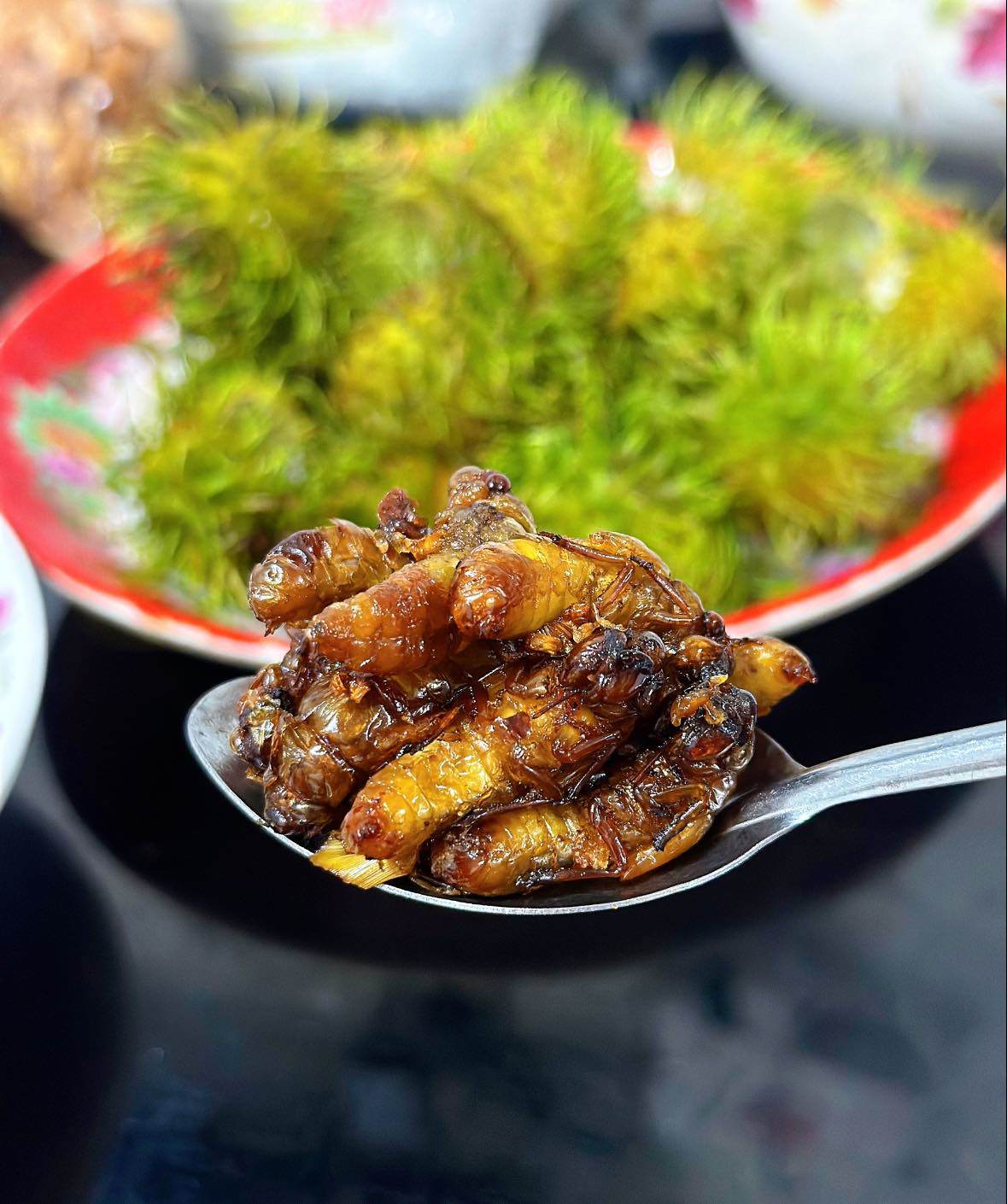 Loại côn trùng gây "nhức nhối" mùa hè làm cách này giòn ngon khó cưỡng - 1