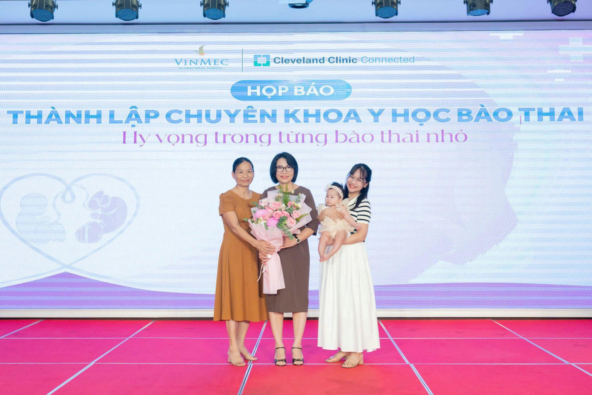 Gia đình “chiến binh nhí” – em bé từng được can thiệp trong bào thai tham dự sự kiện để tri ân các y, bác sĩ.