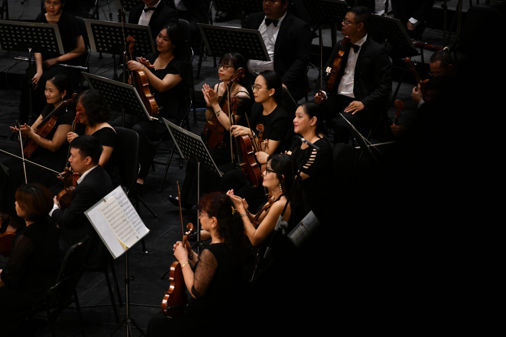 Tràng pháo tay tán dương dàn nhạc dành cho màn độc tấu violin.