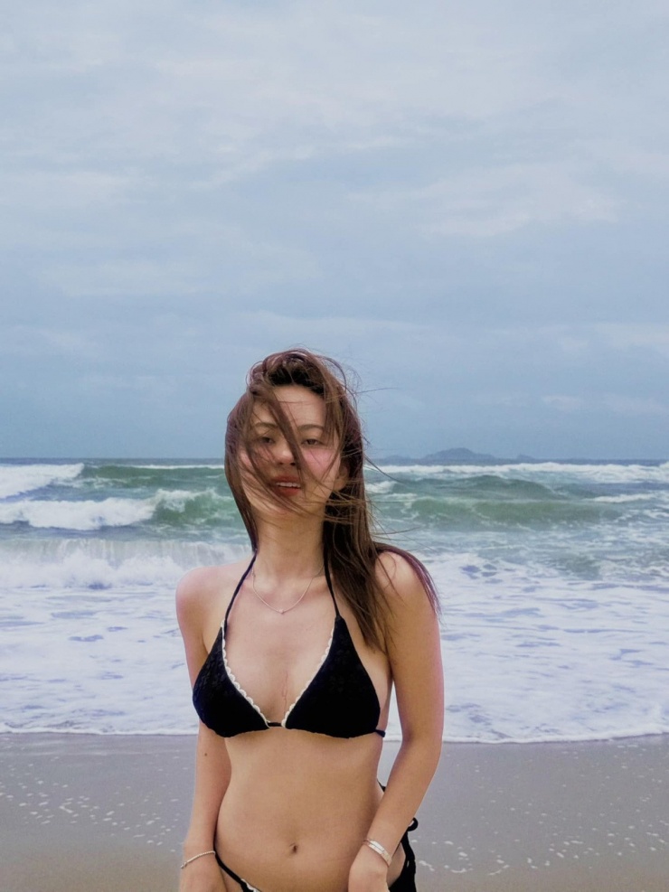 Ngô Lan Hương, sinh năm 1998, thường được khán giả biết đến với phong cách nhẹ nhàng, tinh nghịch và gần gũi trong những ngày đầu sự nghiệp.