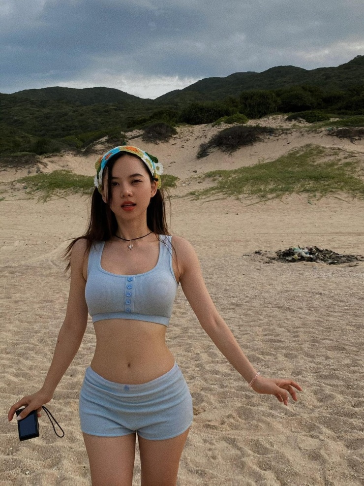 Ngô Lan Hương diện bikini đơn giản nhưng vẫn khoe được vóc dáng thanh mảnh, cân đối.