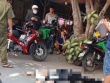 Nam thanh niên tự đâm vào bụng mình, người bán dao nhanh chóng rời hiện trường