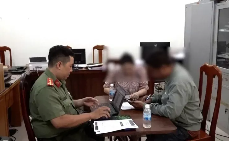 Anh C trình báo sự việc với cơ quan công an. Ảnh: AB