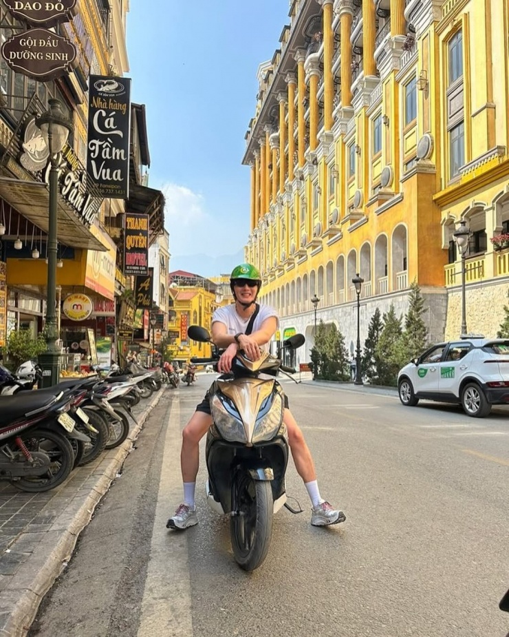 Tài tử cho biết dành thời gian dạo chơi phố cổ, ăn phở, uống cà phê sữa, thưởng thức bia hơi và các món bình dân ở quán vỉa hè. Il Woo cùng quản lý dùng điện thoại quay cảnh đường phố tấp nập, người dân sinh hoạt. Anh còn lái xe máy rong ruổi khắp Sapa, leo đỉnh Fansipan và thưởng thức đặc sản địa phương.