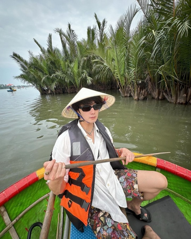 Tài tử đội nón lá, chèo thuyền thúng xuyên qua rừng dừa nước Bảy Mẫu.