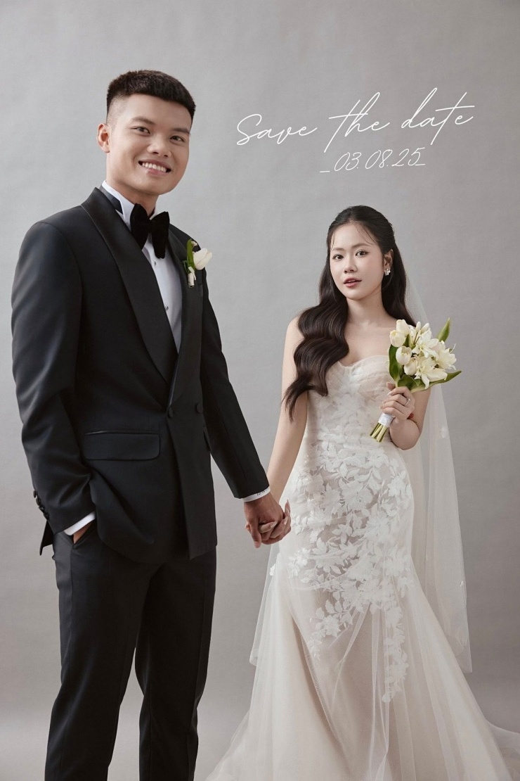Mới đây, tiền đạo Nguyễn Văn Tùng - từng khoác áo đội tuyển U23 Việt Nam - tổ chức lễ cưới với cô dâu Vũ Hoàng Yến sau hơn 3 năm hẹn hò. Trên trang cá nhân, Văn Tùng cập nhật loạt ảnh cưới cùng chú thích: 