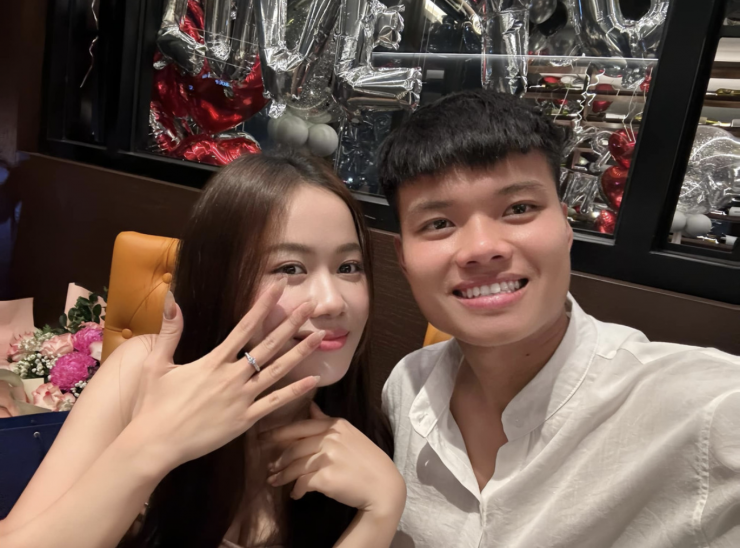 Trước đó, vào cuối năm 2024, Văn Tùng hạnh phúc khoe đã cầu hôn thành công bạn gái Vũ Hoàng Yến, Văn Tùng viết: 'She said: 'Yes sir chắc chắn là như vậy rồi'.