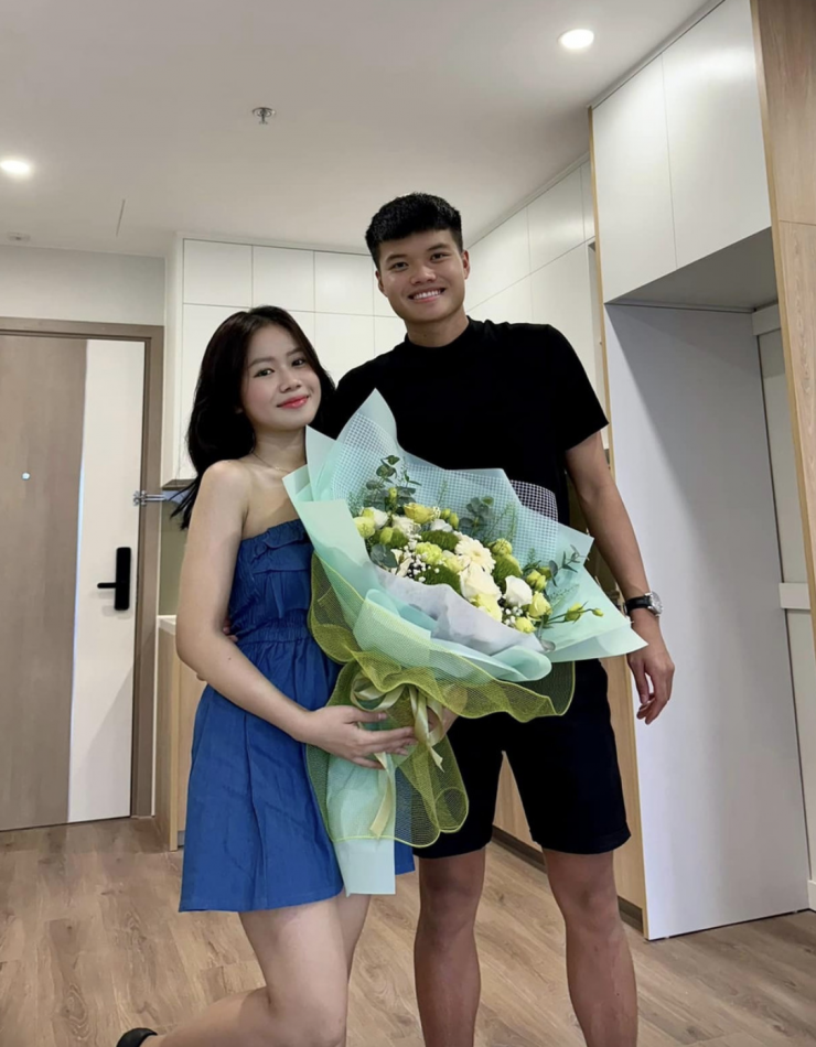 Văn Tùng sinh năm 2001, hiện thuộc biên chế CLB Hà Nội, thường xuyên được ra sân thi đấu tại V-League. Anh cao 1m80, được giới chuyên môn nhận xét có khả năng dứt điểm và tì đè tốt.