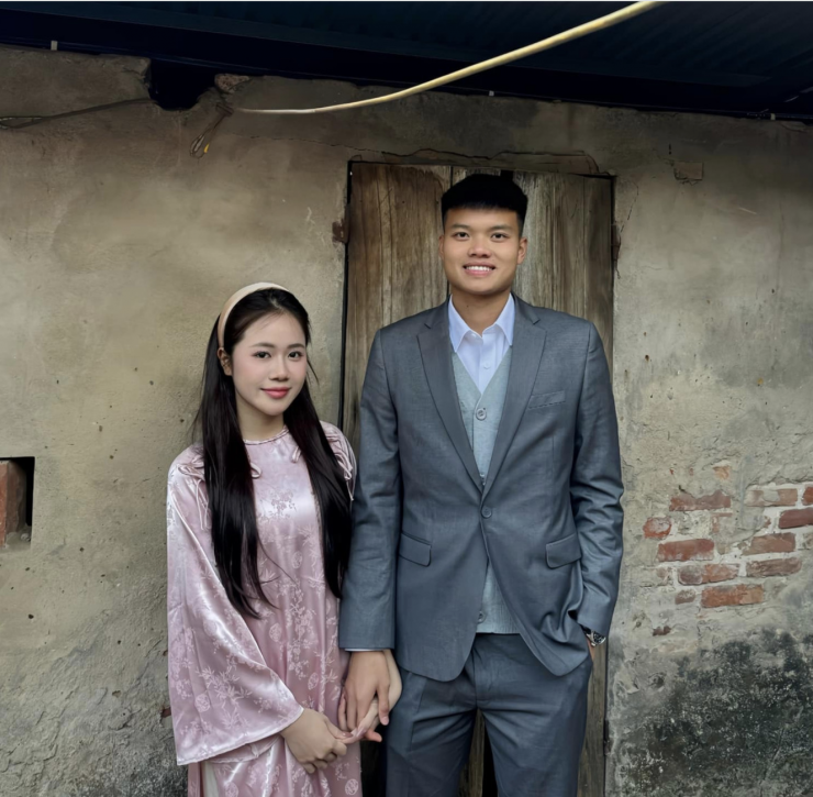 Hoàng Yến sinh năm 2002, từng sinh viên trường Đại học Ngoại ngữ - Đại học Đà Nẵng. Hiện tại, Hoàng Yến đang làm việc trong lĩnh vực ngân hàng.