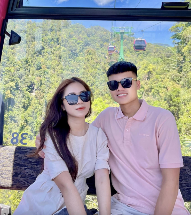 Bà xã của Văn Tùng được nhận xét có vẻ ngoài ngọt ngào, theo đuổi phong cách năng động, hiện đại.