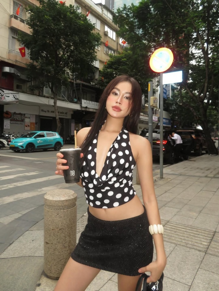 Theo W, mốt này quay trở lại mạnh mẽ nhờ Y2K đang là xu hướng hot của thế giới trong bốn năm trở lại đây. Kiểu mặc này khoe trọn phần bụng và hông, tạo nên vẻ ngoài gợi cảm. Ảnh: Instagram hngoc