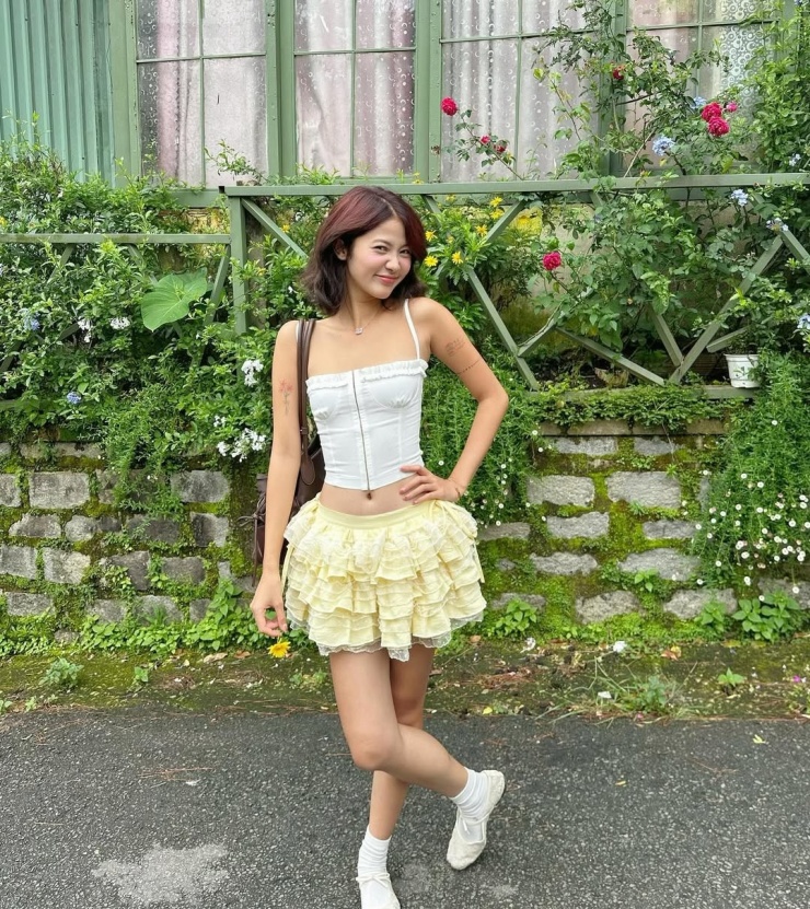 Kiểu mặc ballet thông qua corset ngắn, chân váy xếp tầng và giày búp bê. Ảnh: Instagram An Nhi