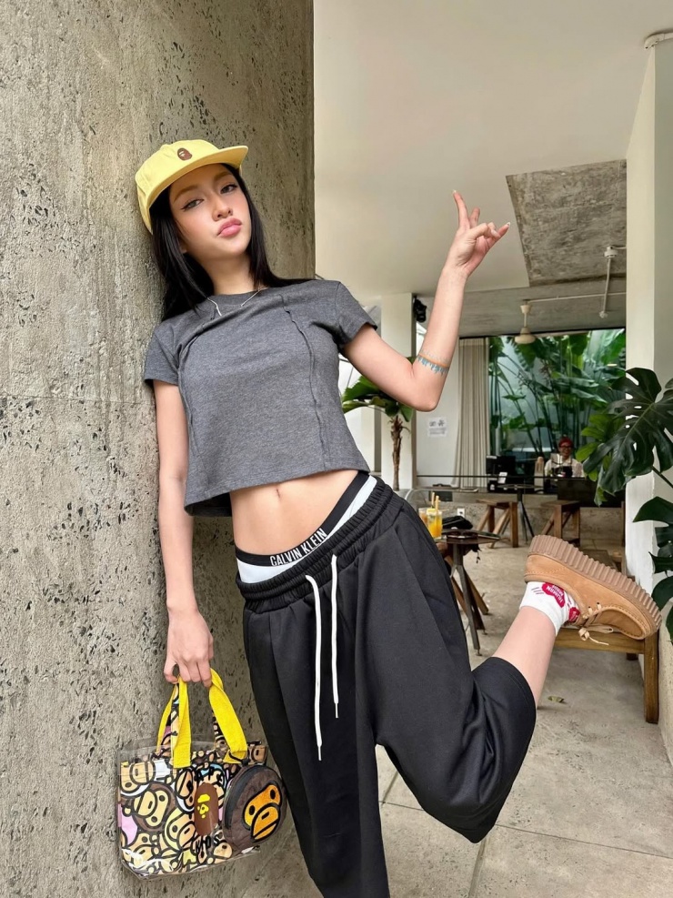 Mốt khoe nội y phối ăn ý quần cạp trễ, dành cho những bạn trẻ chuộng vẻ táo bạo. Ảnh: Instagram nruburn
