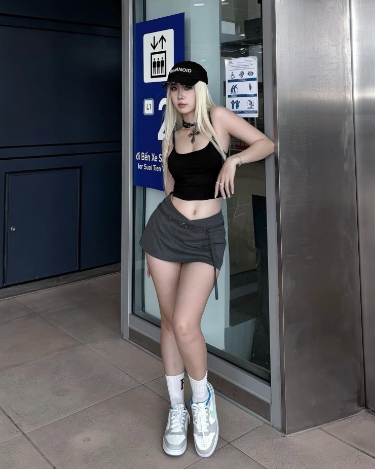 Bạn trẻ thể hiện sự năng động bằng áo hai dây, chân váy siêu ngắn và sneakers. Ảnh: Instagram Bang Nhi
