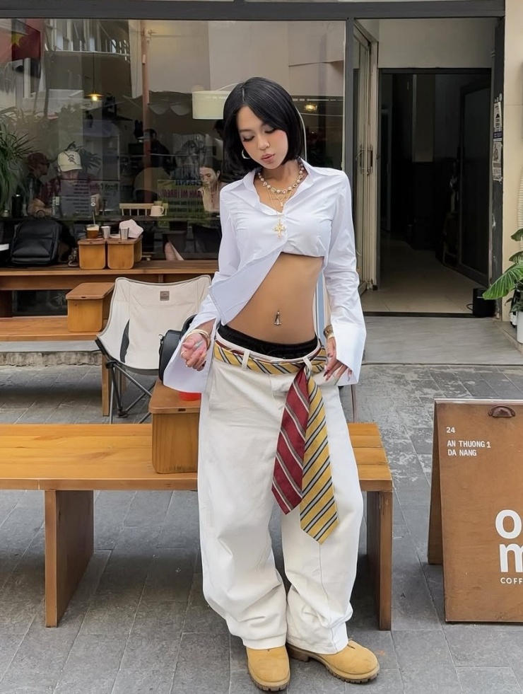 Một số bạn còn dùng trang sức rốn để tăng hiệu ứng nổi bật cho vòng hai khi diện quần cạp trễ. Ảnh: Instagram pynebl3