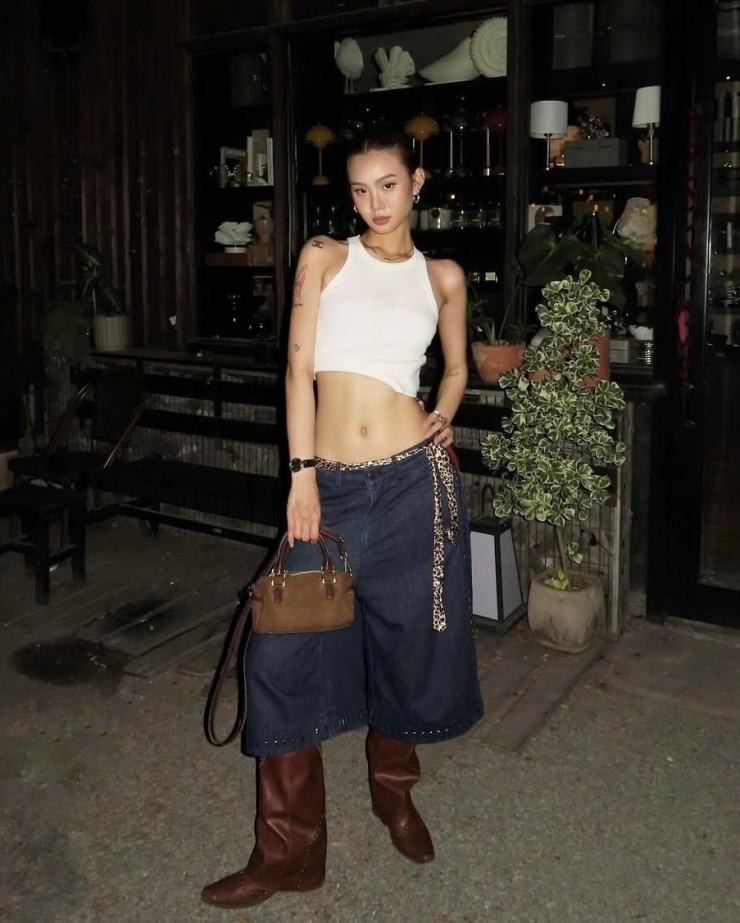 Một cô gái áp dụng hai mốt hot năm nay, gồm quần shorts bermuda và túi bowling. Ảnh: Instagram lyanorah