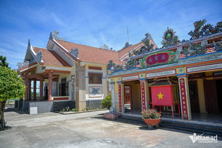 Nhà trưng bày và Lăng Tân nằm sát biển