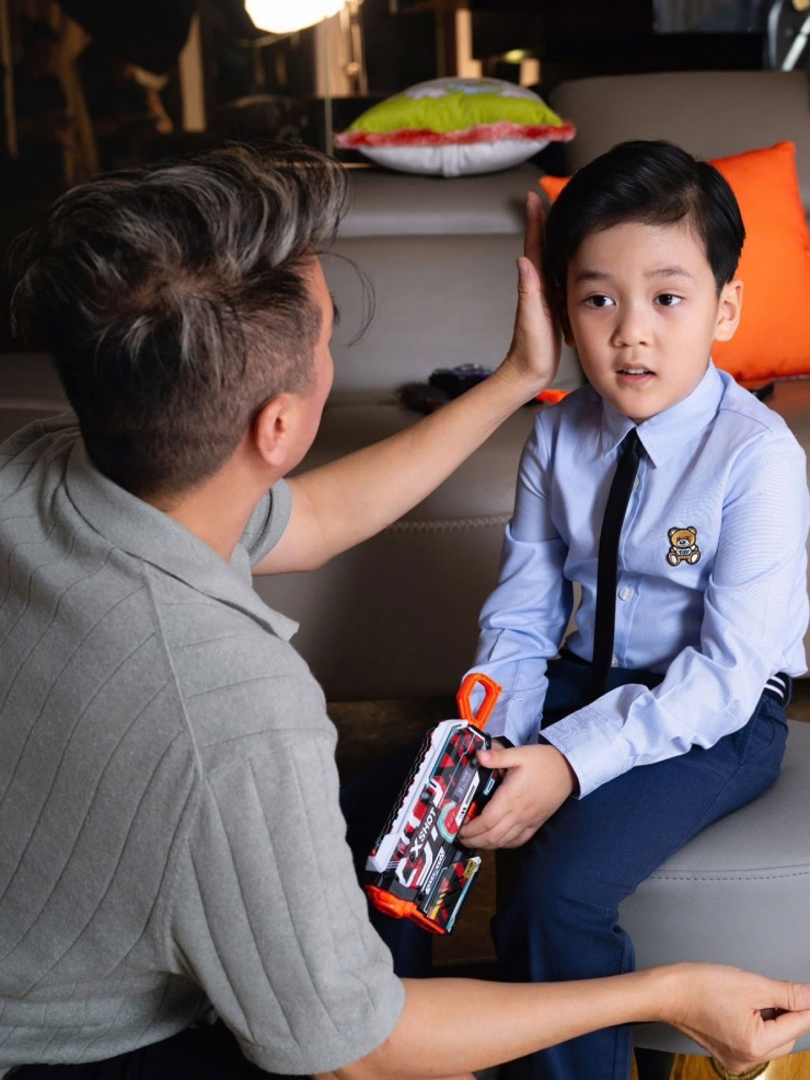 Ca sĩ Đàm Vĩnh Hưng tự tạo kiểu tóc sành điệu cho con trai Polo.