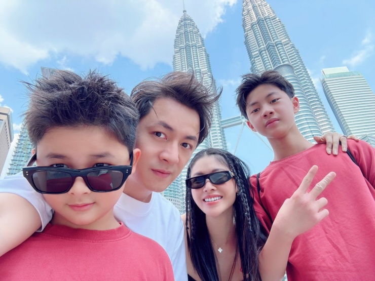 Gia đình ca sĩ Đăng Khôi du lịch Malaysia.