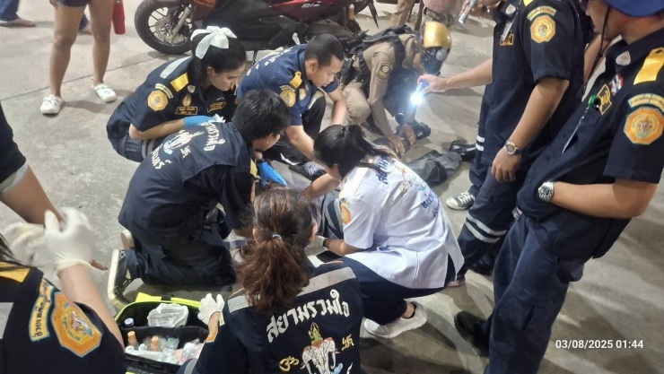 Nam ca sĩ được sơ cứu tại hiện trường.