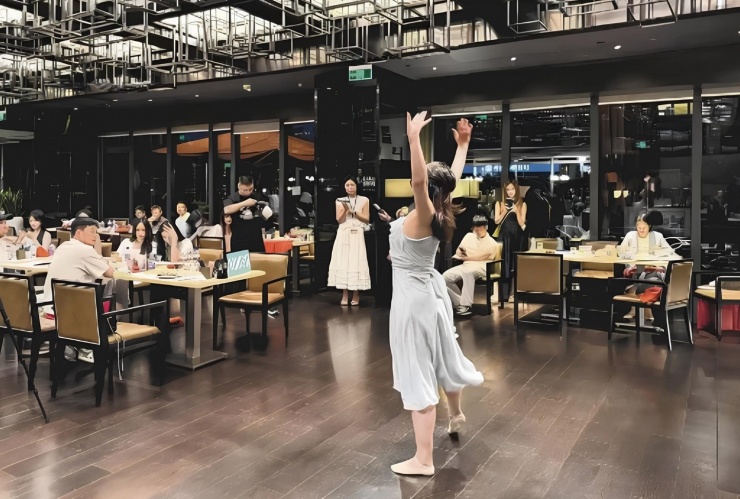 Cô gái đang biểu diễn bài múa tại sự kiện mai mối dành cho giới nhà giàu tại Bắc Kinh. Ảnh: Straitstimes