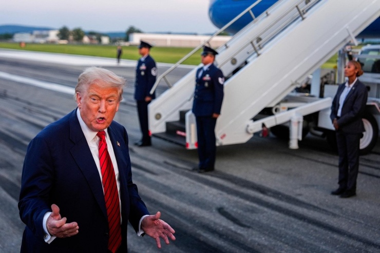 Ông Trump bình luận về Sydney Sweeney trước khi lên Không lực Một vào ngày 3/8. Ảnh: AP.