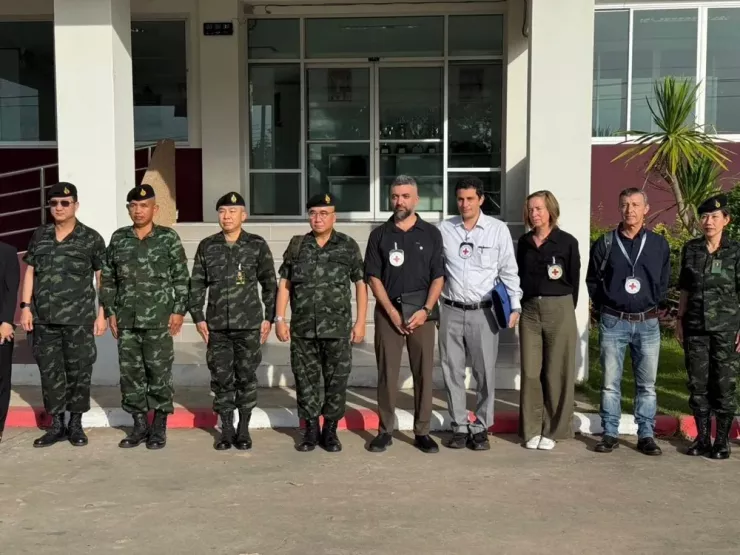 Phái đoàn ICRC thăm 18 binh sĩ Campuchia bị giam. Ảnh: NATION