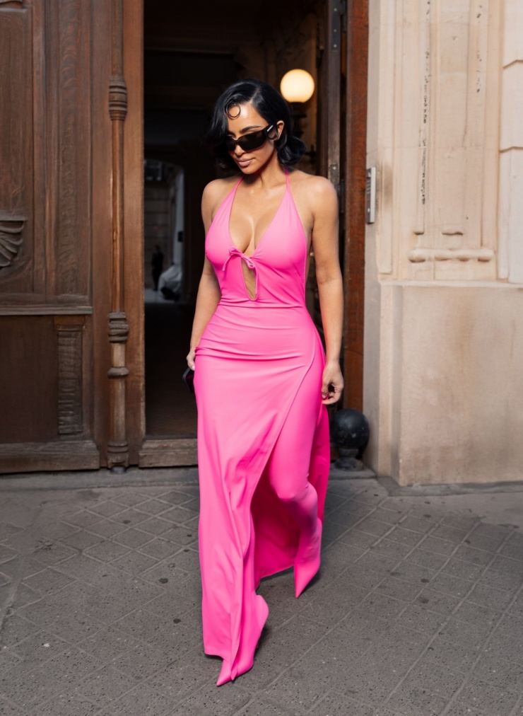 Hôm 8/7, Kim Kardashian diện cả bộ màu hồng, đeo kính XXL phong cách Matrix của Balenciaga tới show của nhà mốt ở Paris. Ảnh: LELE