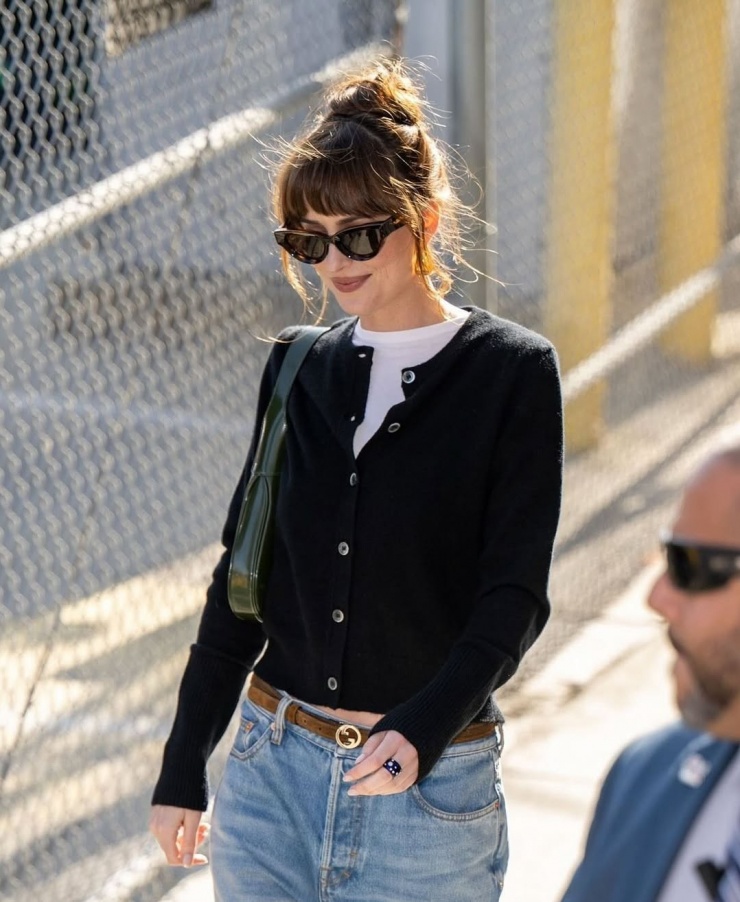 Ưa chuộng phong cách hoài cổ, Dakota Johnson đem tới không khí của những năm 1970 với kính mắt mèo khổ lớn, kết hợp cardigan, áo phông và quần jeans ống đứng. Ảnh: Instagram Onparledemode