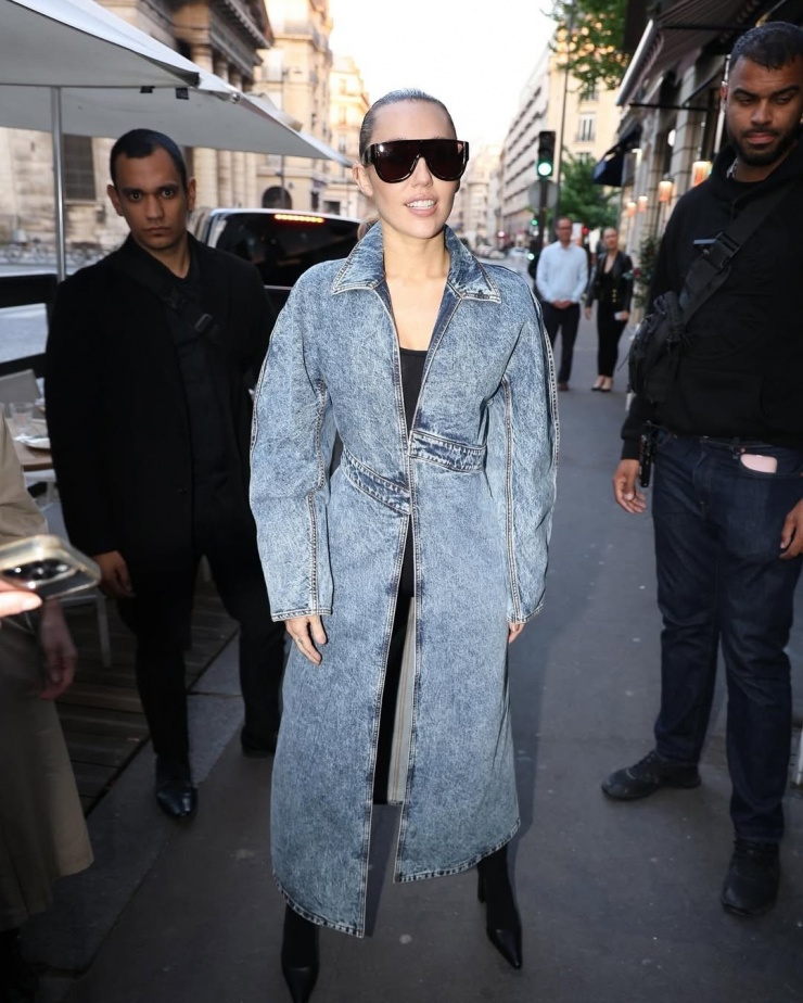 Đến dự show ở Paris Fashion Week, Miley Cyrus diện áo khoác denim và kính phi công Alaia. Ảnh: Instagram Miley Cyrus
