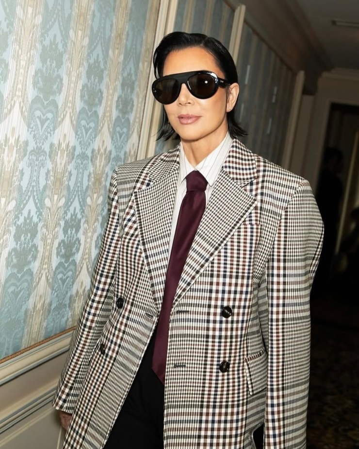 Hồi tháng 5, khi ra tòa cùng con gái, ngôi sao truyền hình Kris Jenner gây chú ý với phong cách menswear. Bà diện sơ mi, thắt cà vạt, khoác blazer kẻ, đeo kính phi công, thể hiện vẻ quyền lực. Ảnh: Instagram Kris Jenner